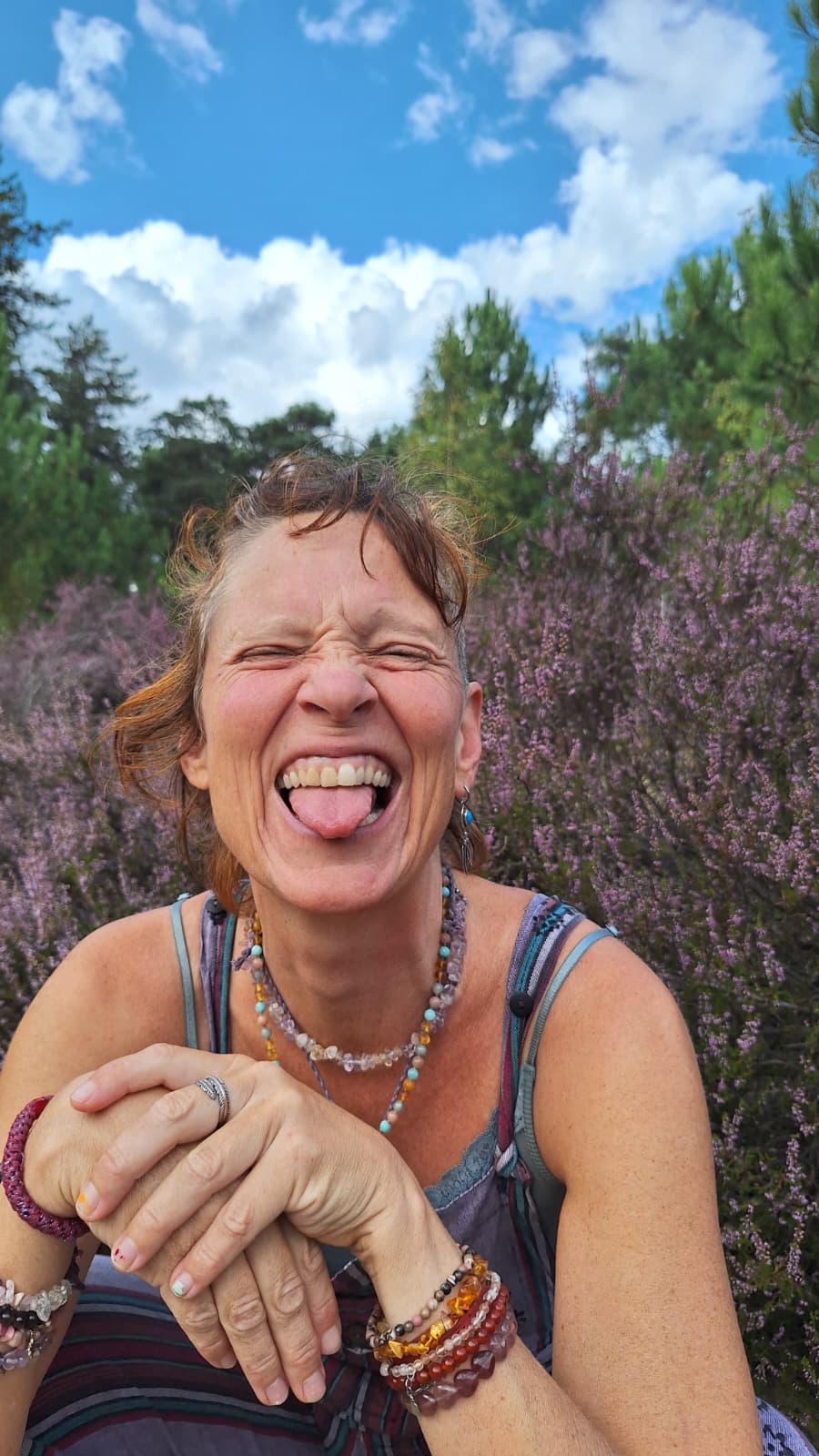 Sanne lachend in de hei